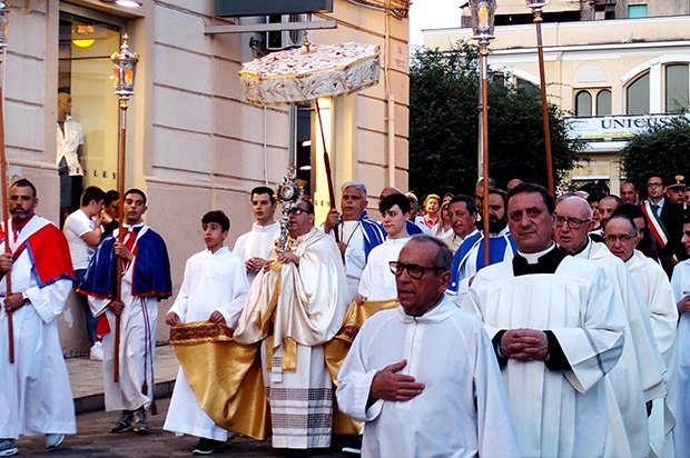 Solennità del Corpus Domini All’omelia il nostro Parroco ricorda Soumaila Sacko ed invita tutti all’impegno per la coesione sociale