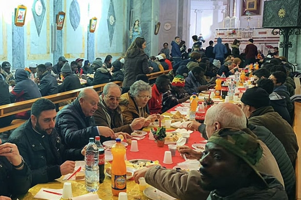 Il pranzo di Natale alla Chiesa della Trinità: un messaggio di speranza contro ogni chiusura