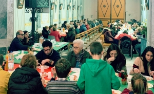 A Natale, a tavola con i poveri…distanti, ma uniti.