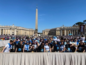 Un gruppo di nostri ragazzi tra gli ottantamila di Piazza San Pietro in festa con Papa  Francesco