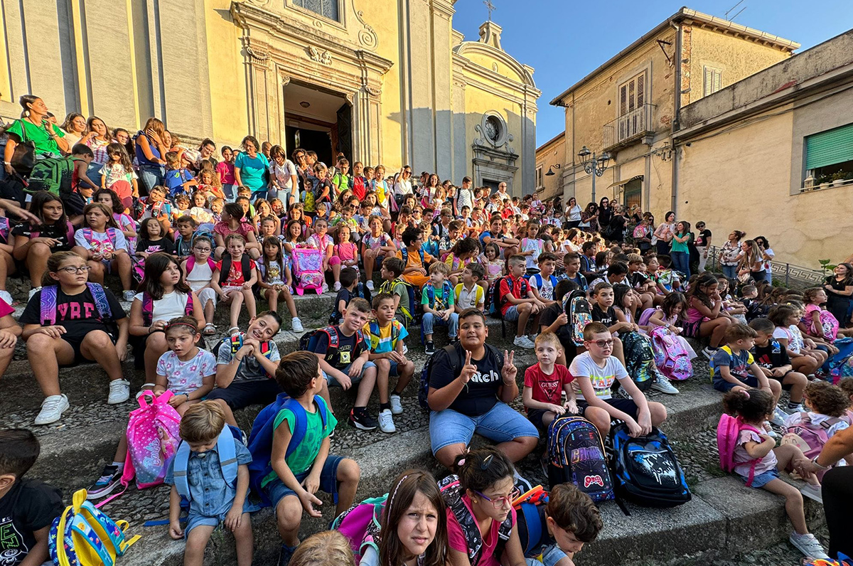 La celebrazione della “benedizione degli zainetti” per dare un significato autentico all’inizio del nuovo anno scolastico